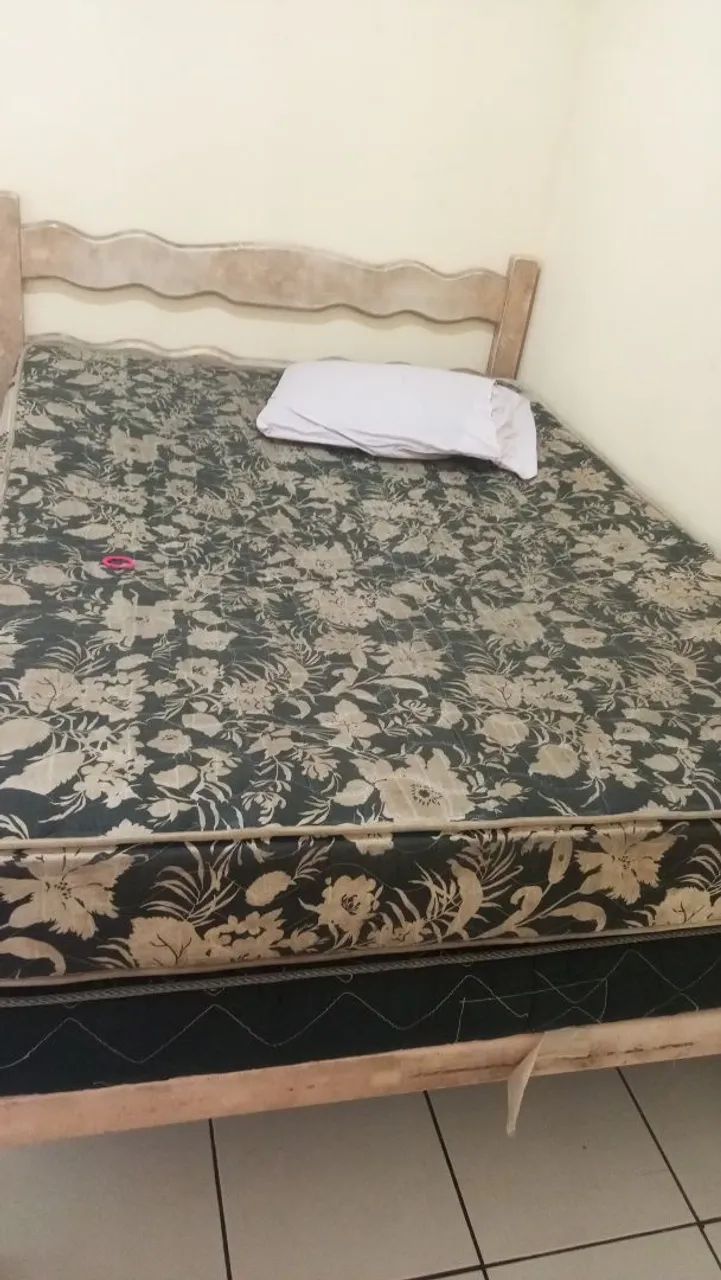 Cama de madeira c/2 colchões 