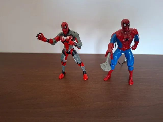 2 bonecos Homem-Aranha Marvel 1994 e 1996