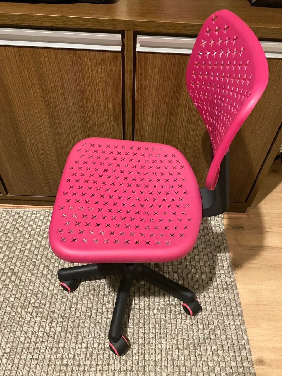 CADEIRA COM RODÍZIO PARA MESA DE ESTUDO INFANTIL ROSA IDEAL ATÉ 12 ANOS - Foto 2