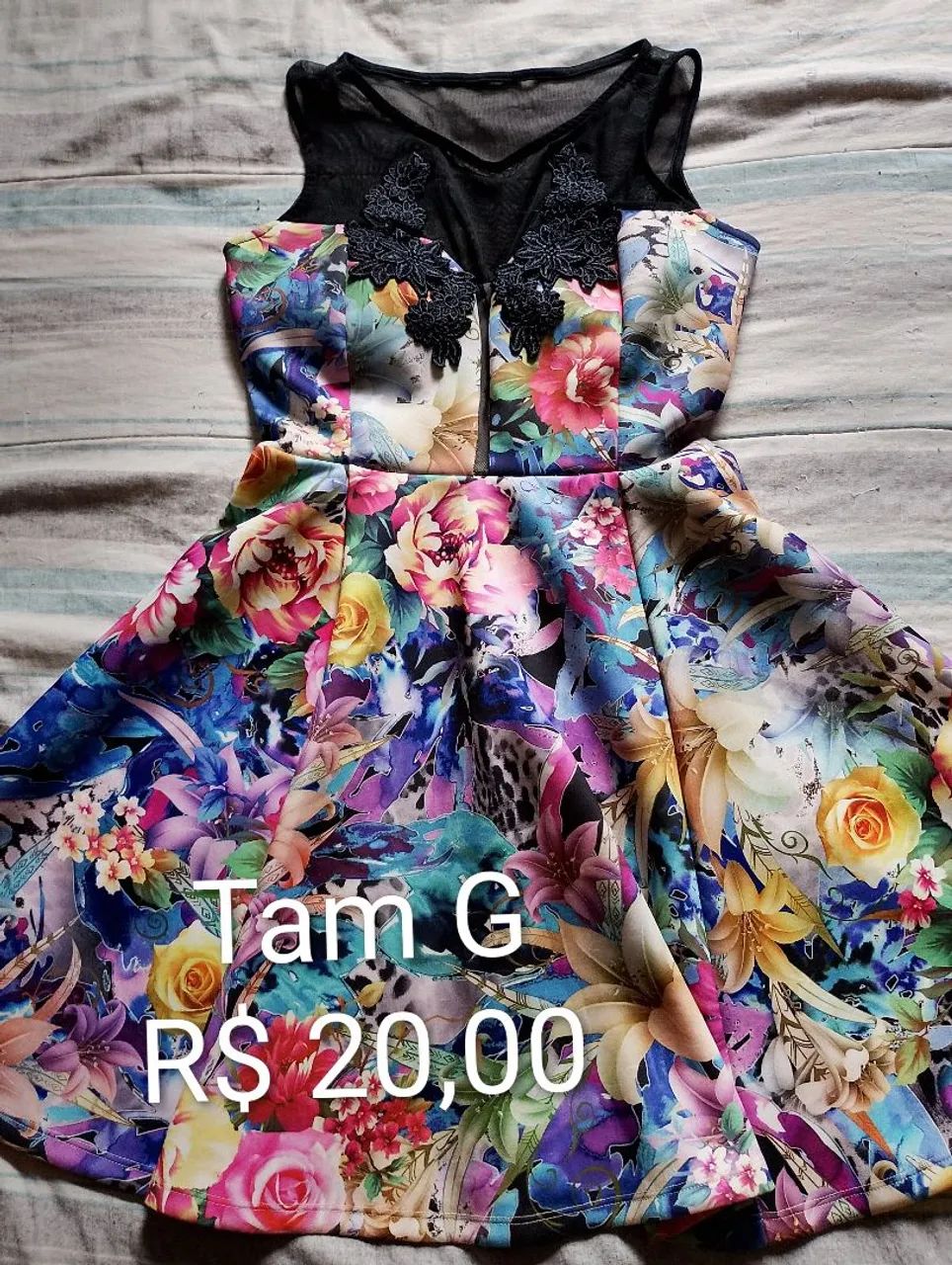 Vestido com detalhes renda