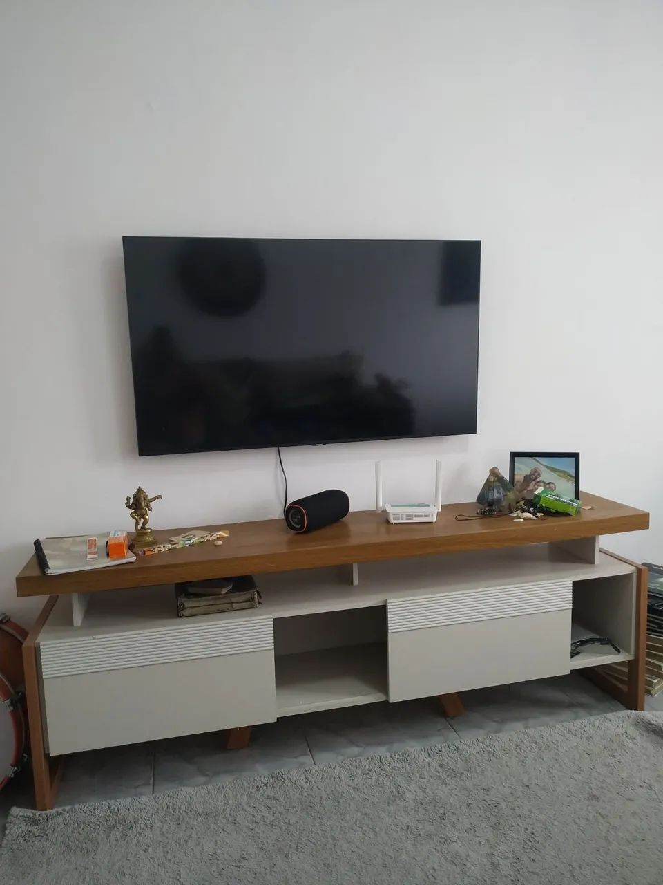 Mesa, rack e guarda roupa