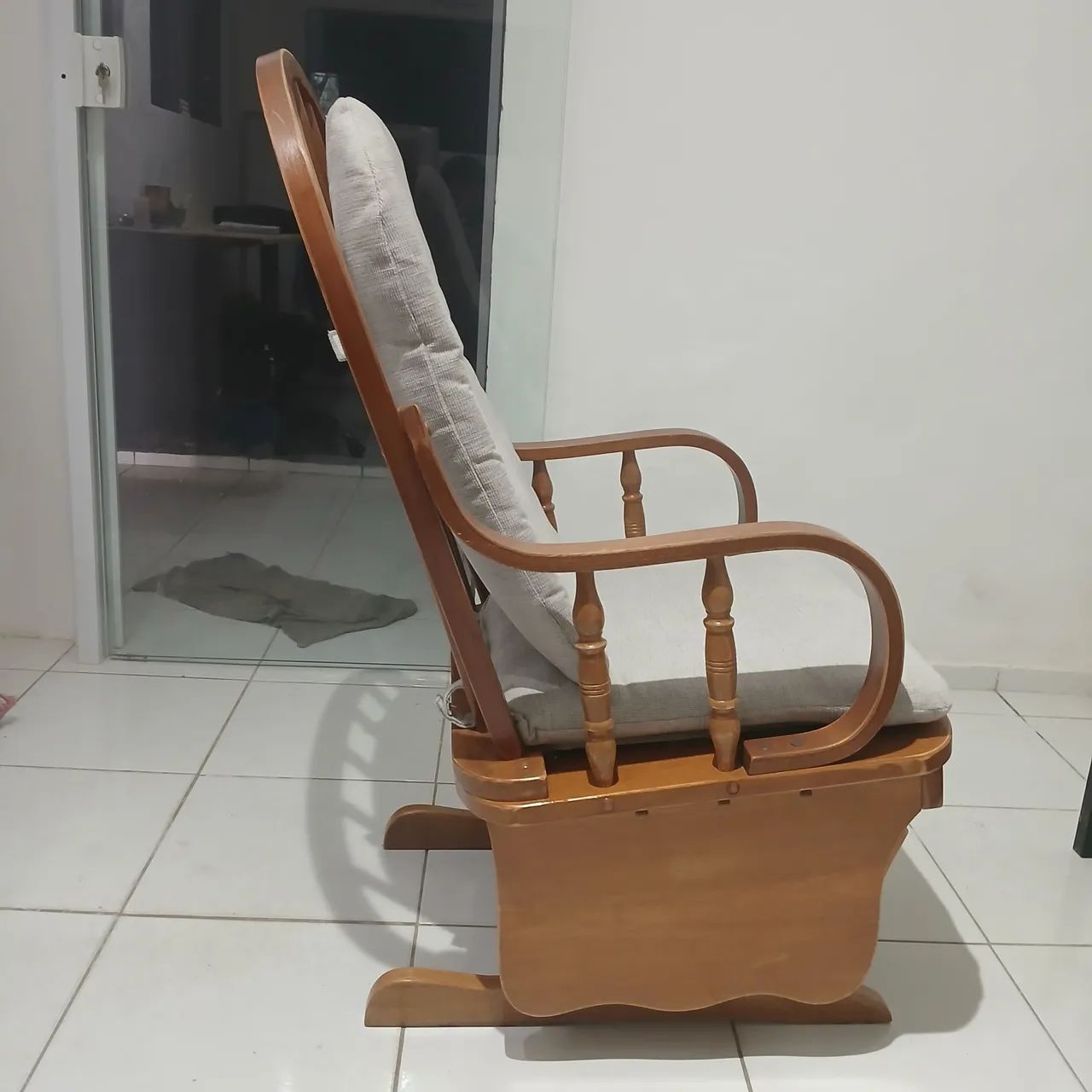 Cadeira de balanço em madeira  - Foto 2