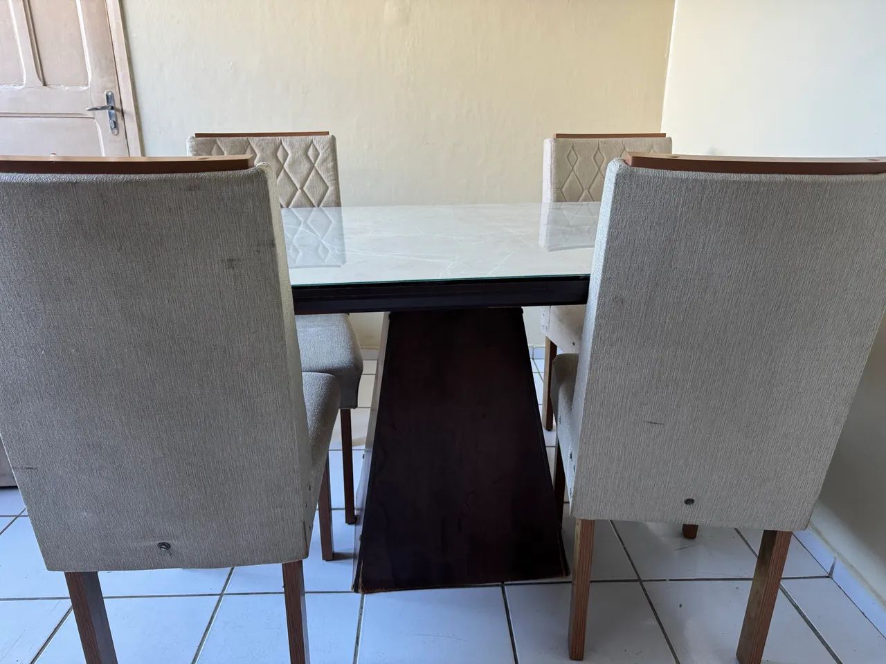 Mesa com 4 cadeiras - tampo de vidro