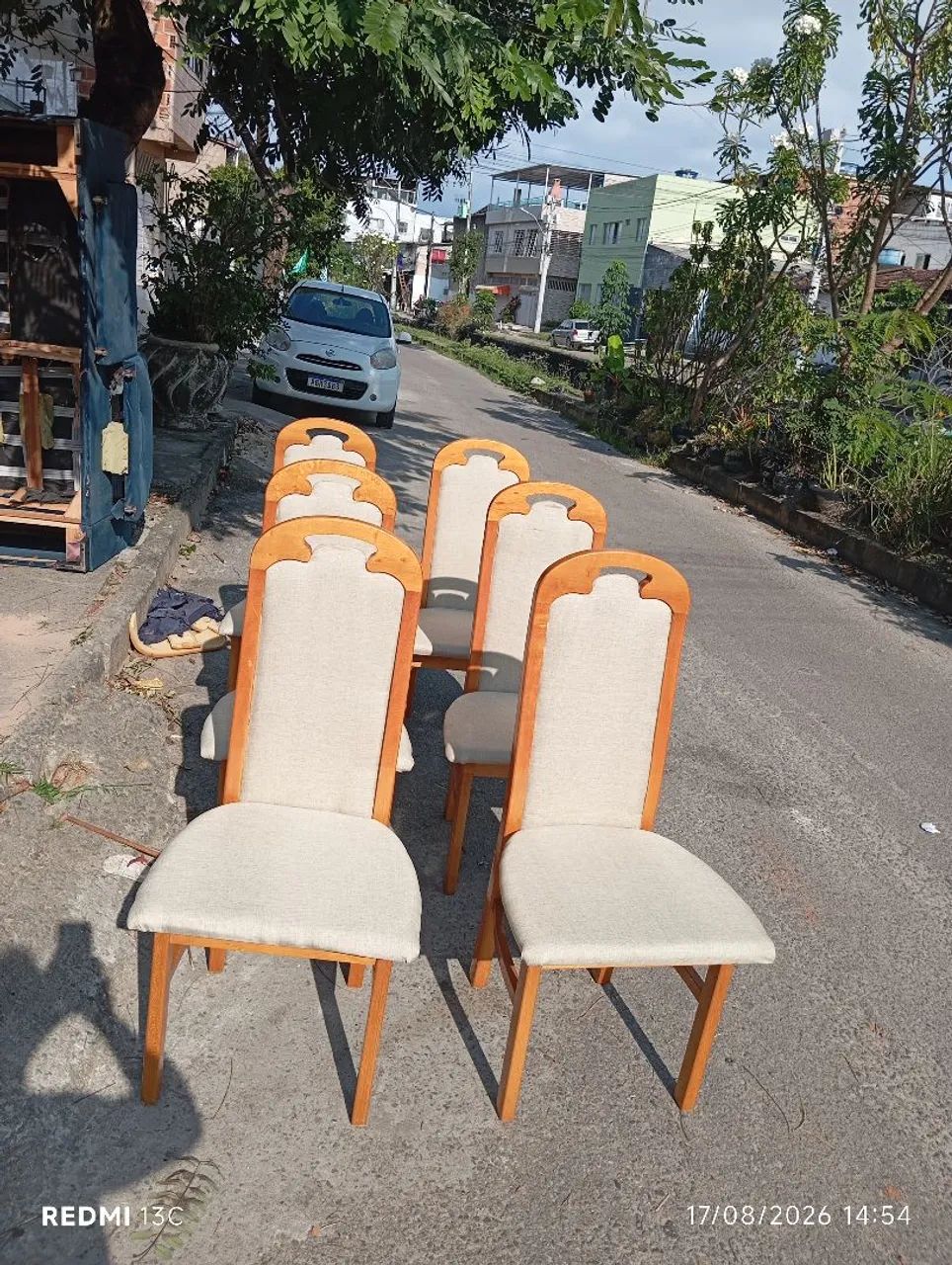 Vende se uma mesa com seis cadeiras de madeira  - Foto 5