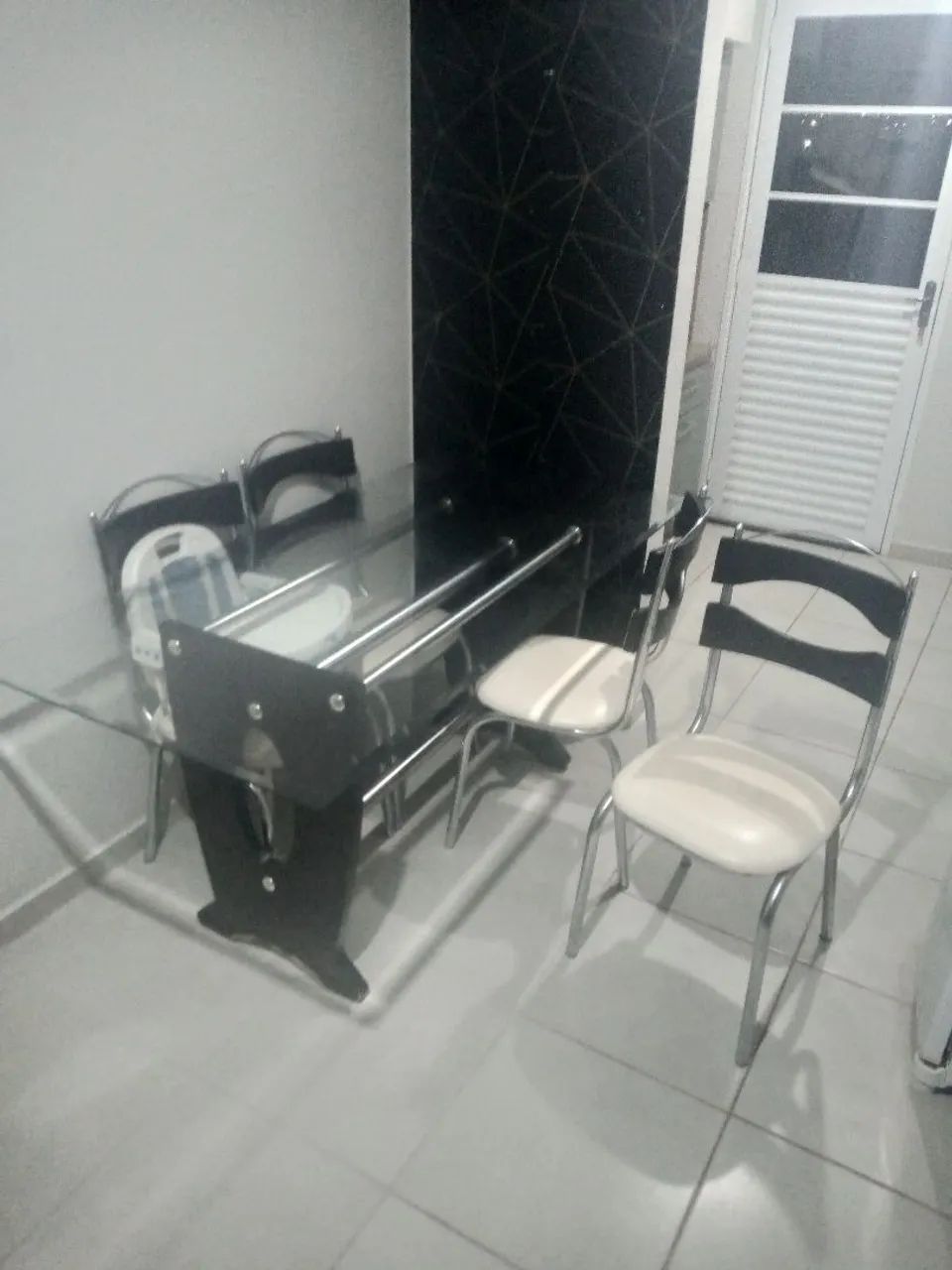 Mesa com Tampo de vidro com 6 cadeiras