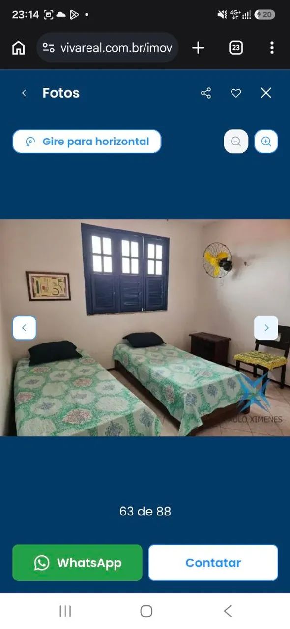 Camas de solteiro em madeora de lei com gavetões na lateral. 