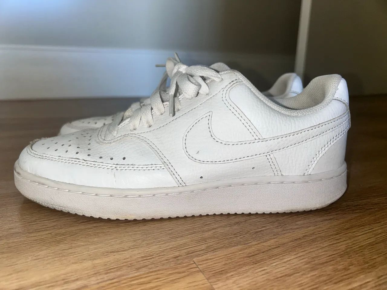Nike Court Vision Low de cor branca.
