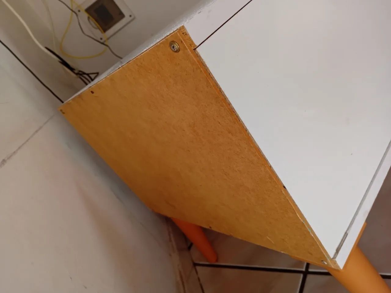 Mesa de cabeceira em MDF branca com gaveta. - Foto 4