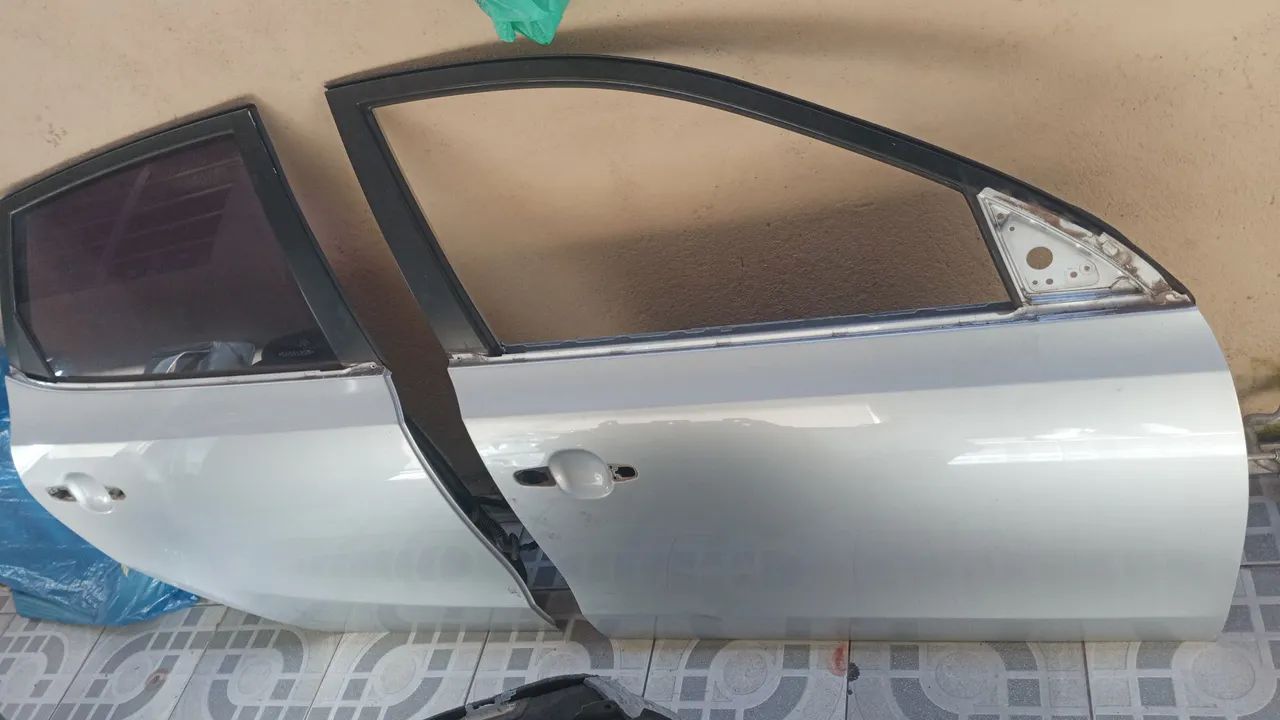 Par de portas tiradinhas com alguns riscos,filé todas duas direitas,passg e carona