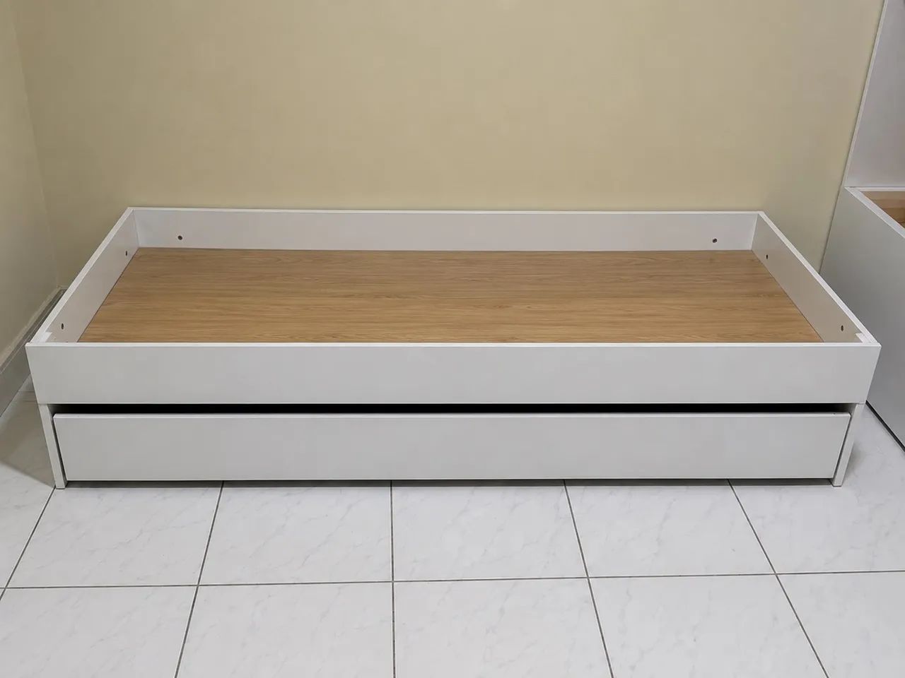 Cama de solteiro dupla (contém uma embaixo)