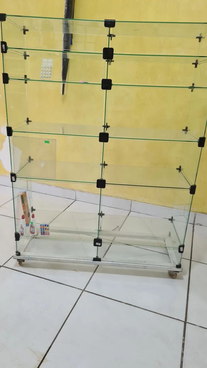 Vitrine de vidro com base movel