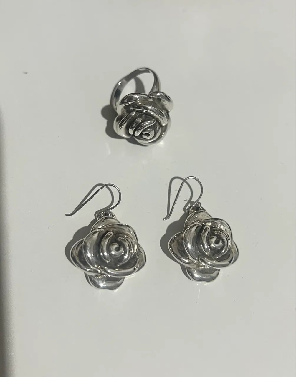 CONJUNTO DE BRINCOS E ANEL ROSAS EM PRATA 925 