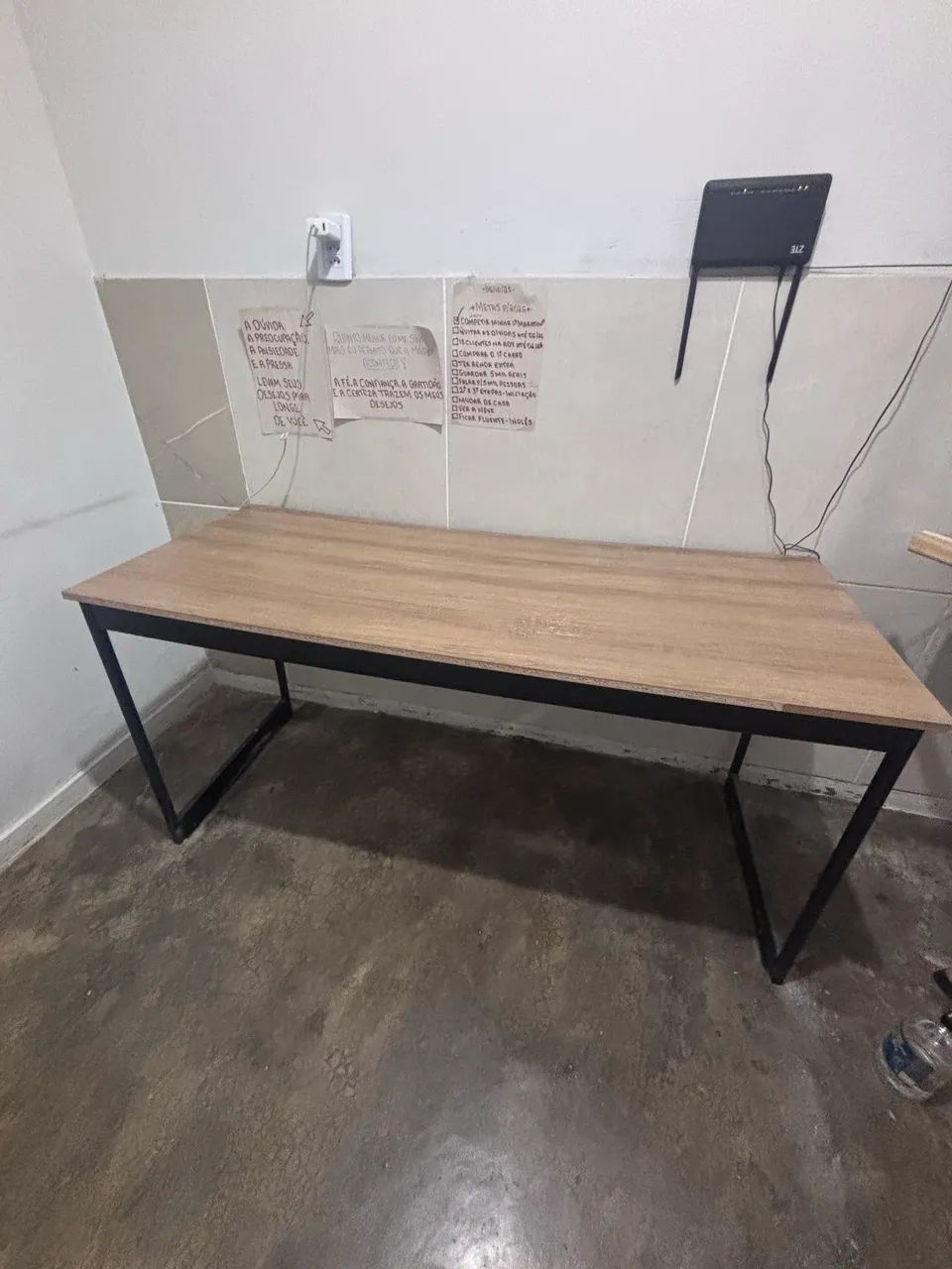 Mesa de escritório em madeira MDF bem conservada 