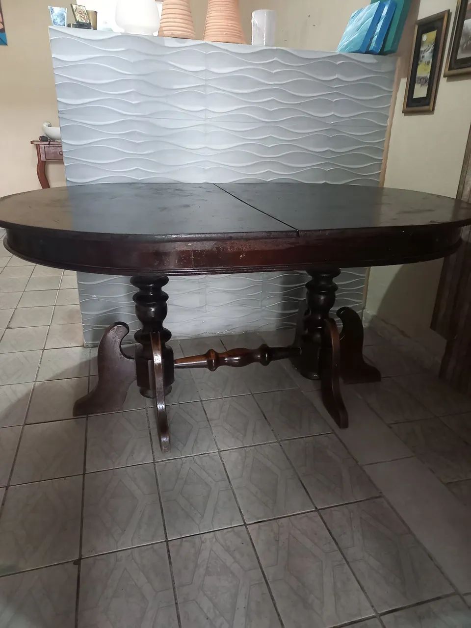 Uma mesa antiga de madeira 
