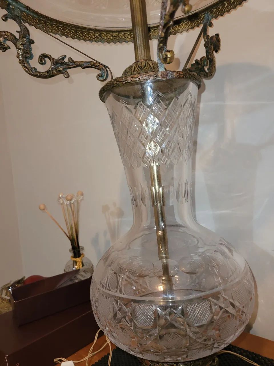 Abajur de Bronze maciço e cristal lapidado com figuras de 3 dragões ao lado - Foto 5