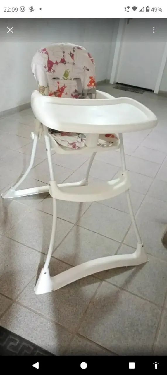 Cadeira de bebê alimentação com sinto e também bandeja saiu 