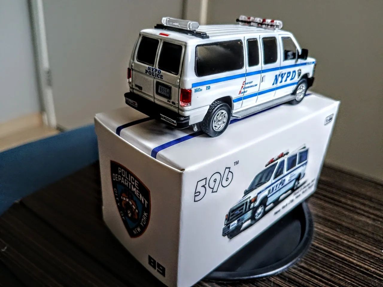 Miniatura 596 Models Ford E-Series Vans NYPD 1/64 - Foto 2