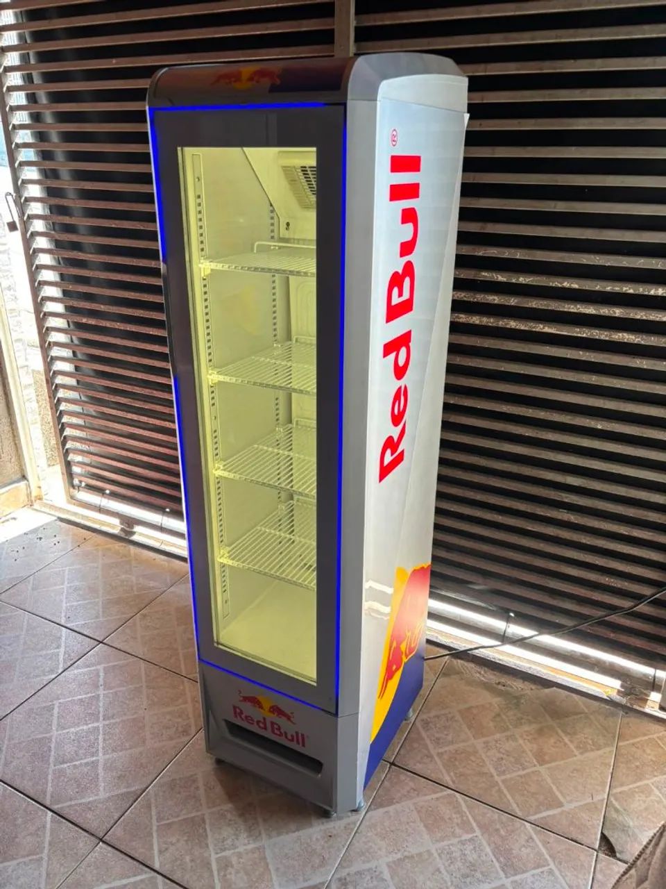 Geladeira exclusiva Red Bull modelo slim com led azul - Geladeiras