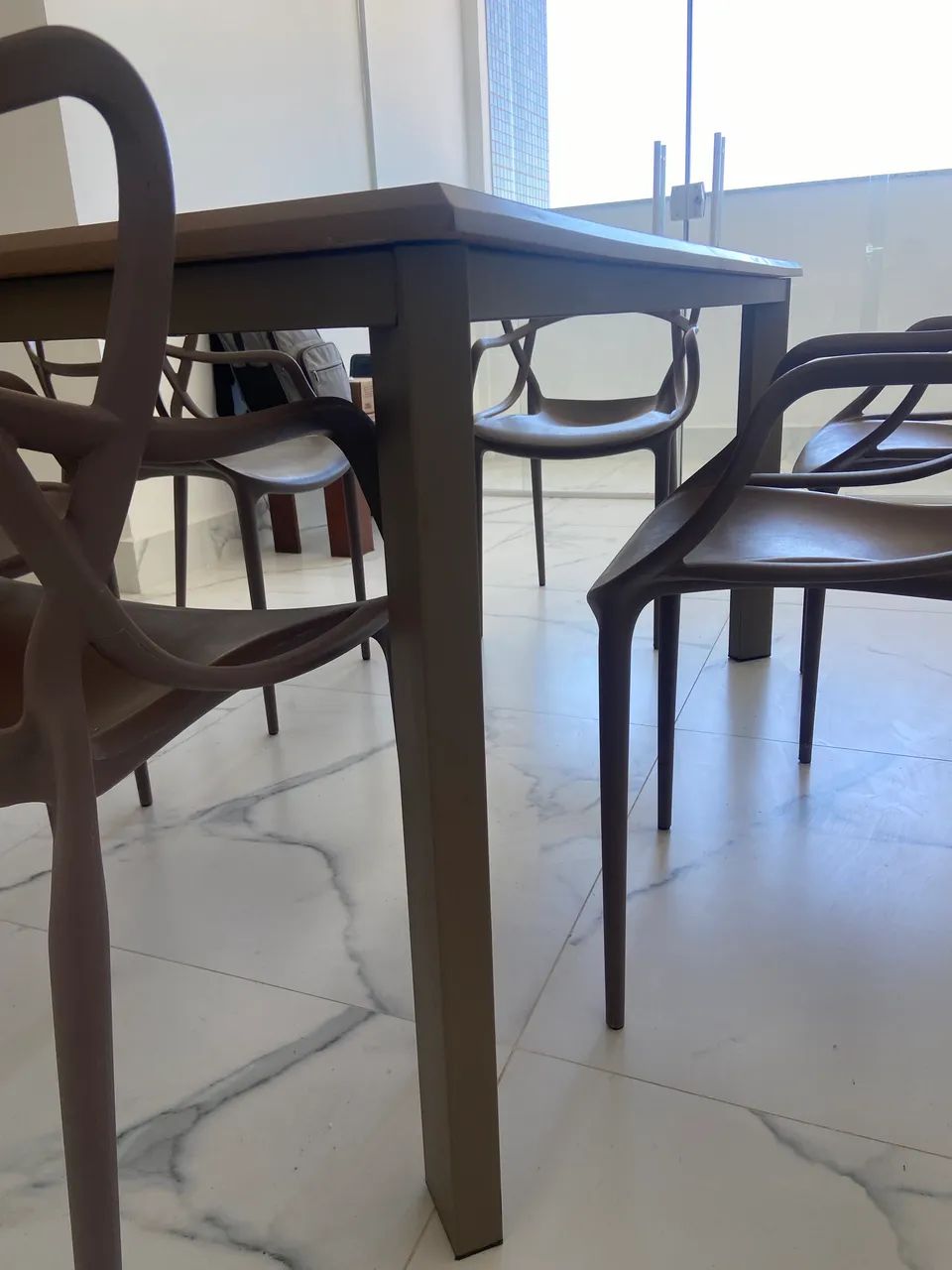 Vendo mesa de madeira com 6 cadeiras - Foto 3