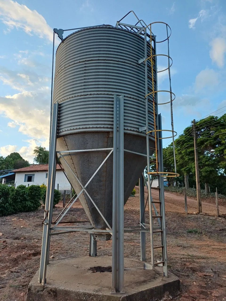 SILO PARA ARMANEZAR GRÃOS E RAÇÃO EM ÓTIMO ESTADO  - Foto 2
