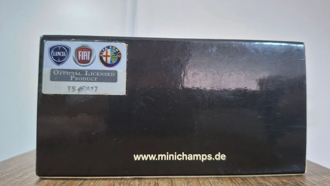 Minichamps Alfa Romeo 8C Spider vermelha 1:64 - Foto 4
