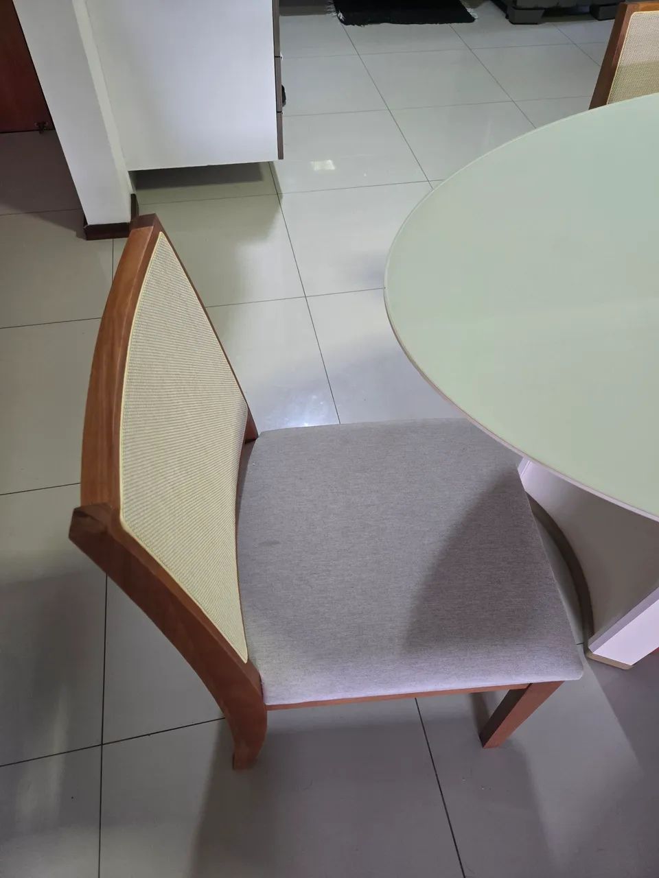Vendo Mesa Oval com cadeiras em palha e linho  - Foto 3