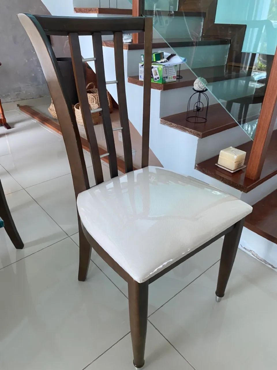 Mesa de vidro e cadeiras de madeira - Foto 3