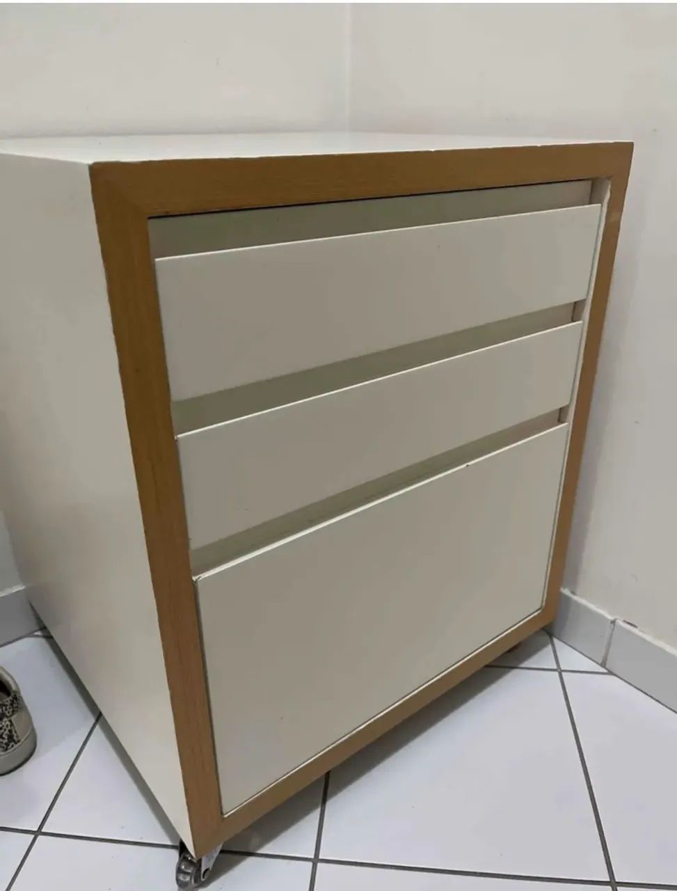 Mesa Cabeceira com Rodinhas em MDF 