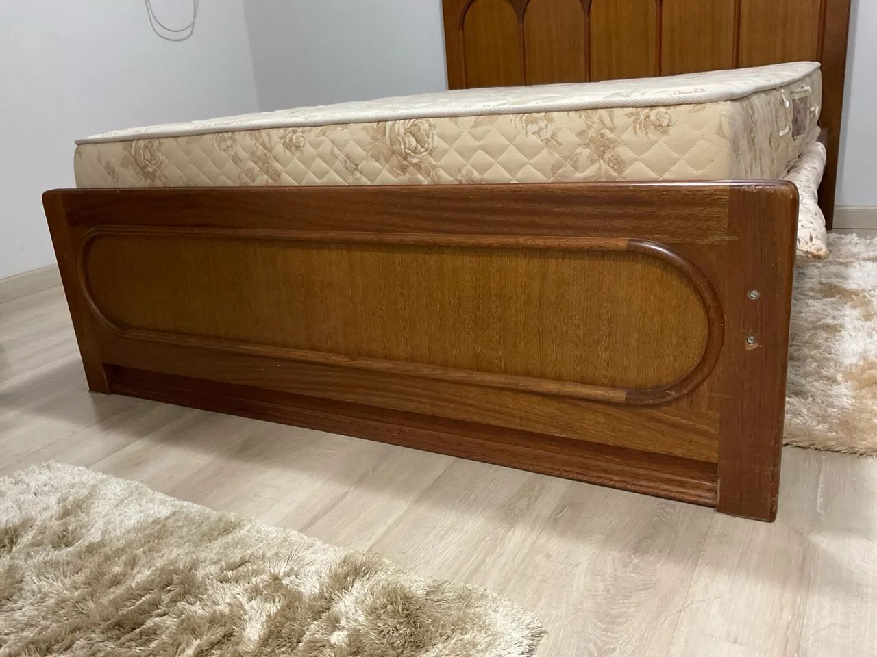 Cama de Casal de Madeira + Colchão - Muito Bem Conservada - Foto 3