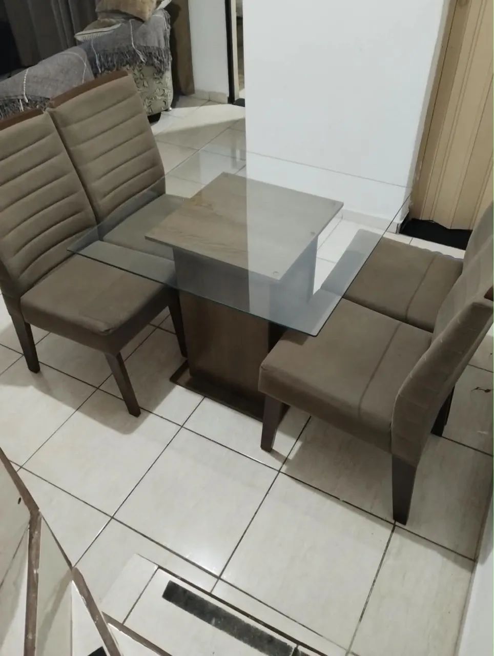 Mesa de vidro com cadeiras  - Foto 2