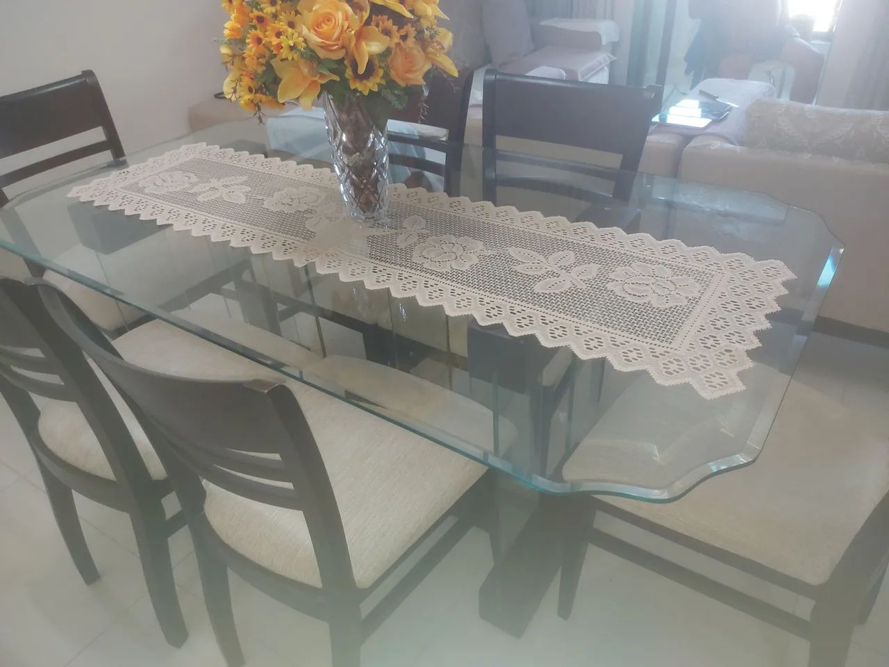 Mesa de jantar com seis cadeiras em madeira - Foto 2