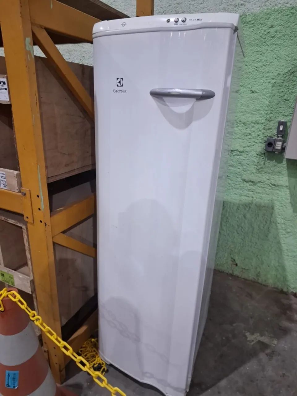 Freezer Vertical Electrolux FE26 capacidade 253L - 220V