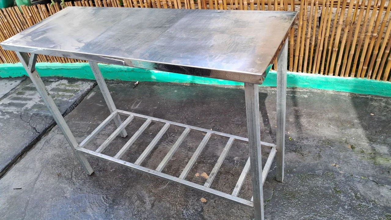 Vendo Mesa semi nova de zinco