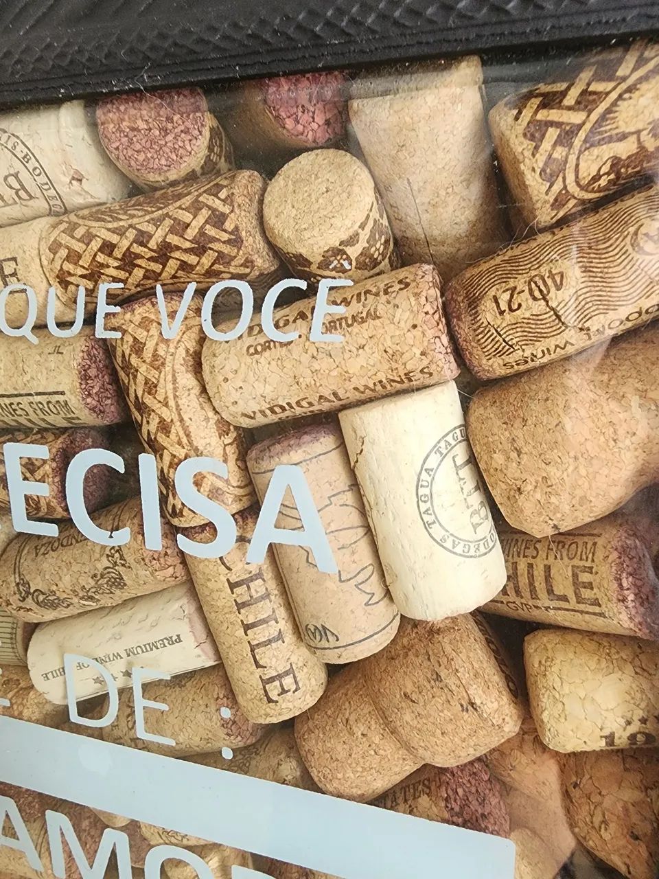 Porta rolhas de vinhos cheio. - Foto 2