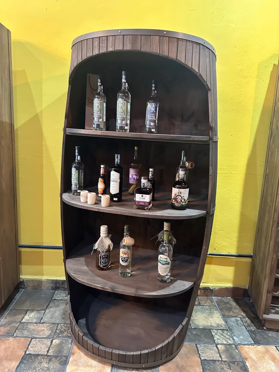 Expositor de produtos em formato de barril madeira maciça. - Foto 3