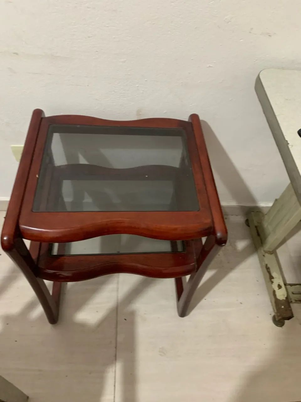 Mesa lateral/de canto de madeira com 2 tampos de vidro