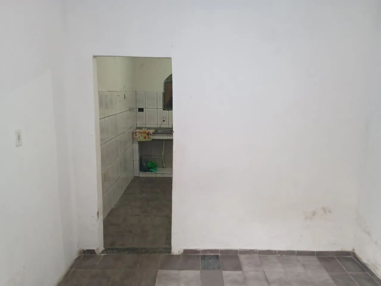 ALUGA-SE KITNET 650,00