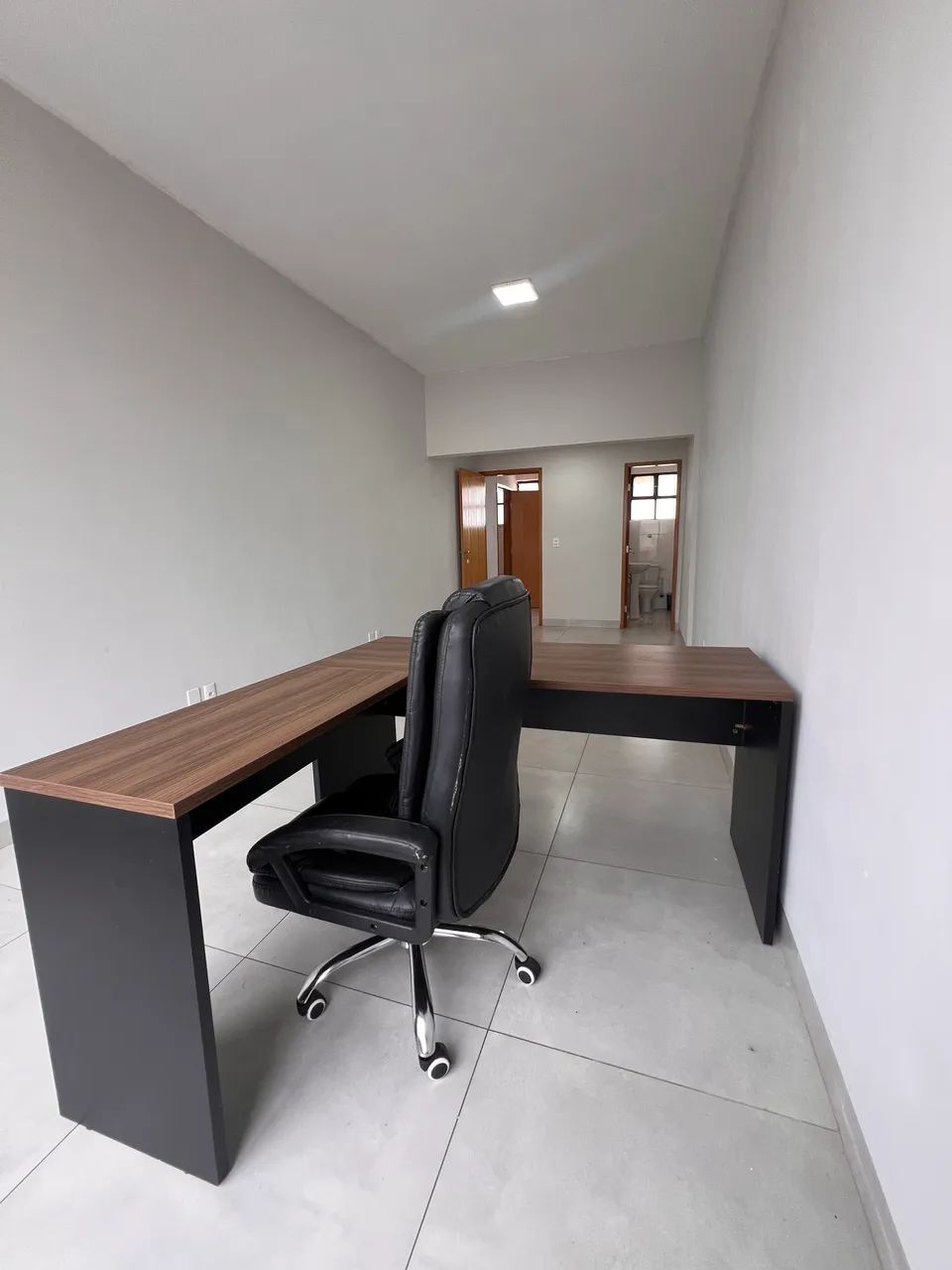 Sala Comercial com mesa de escritório no centro de Goiânia  - Foto 4