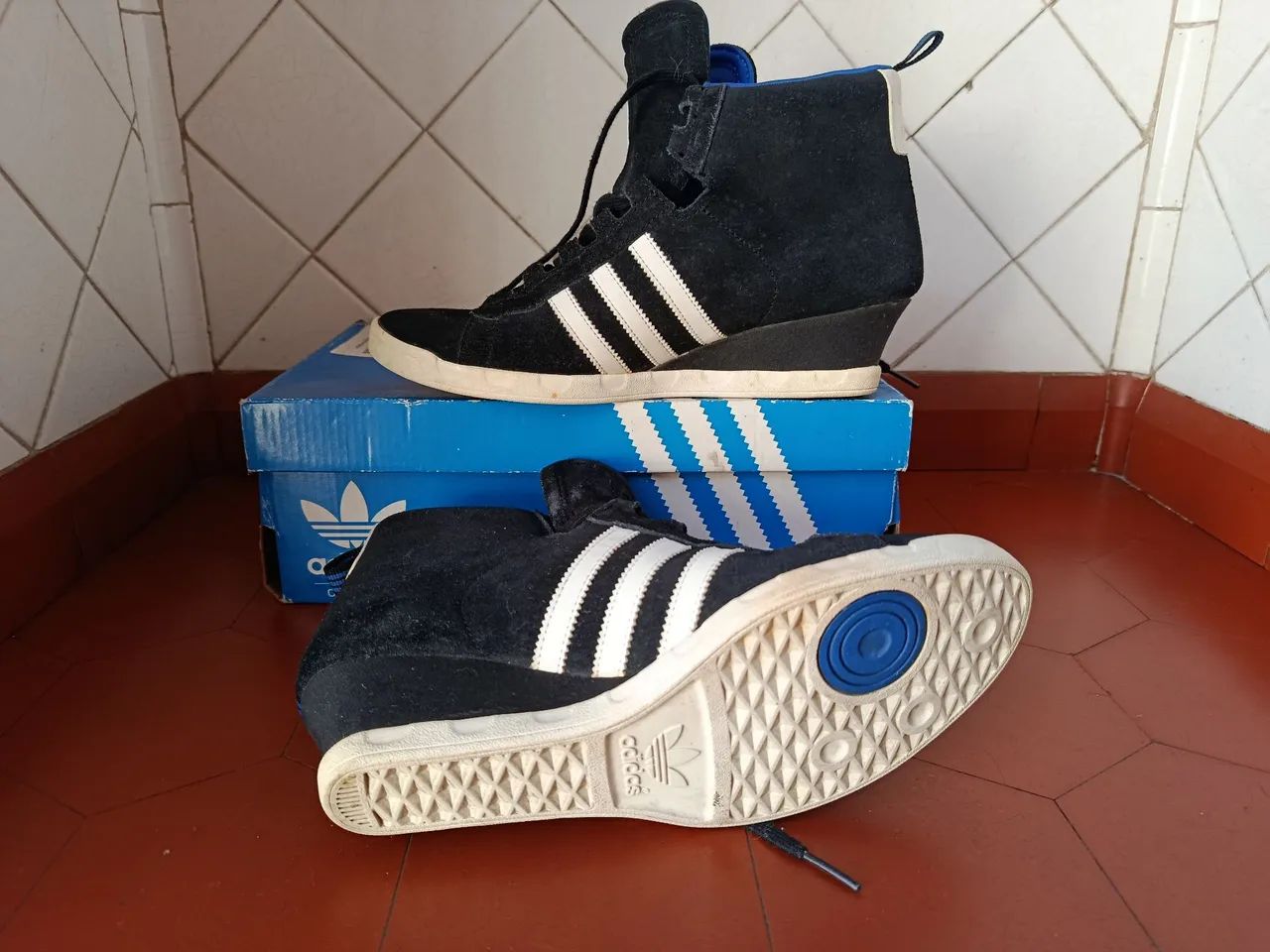Tênis Adidas retrô 