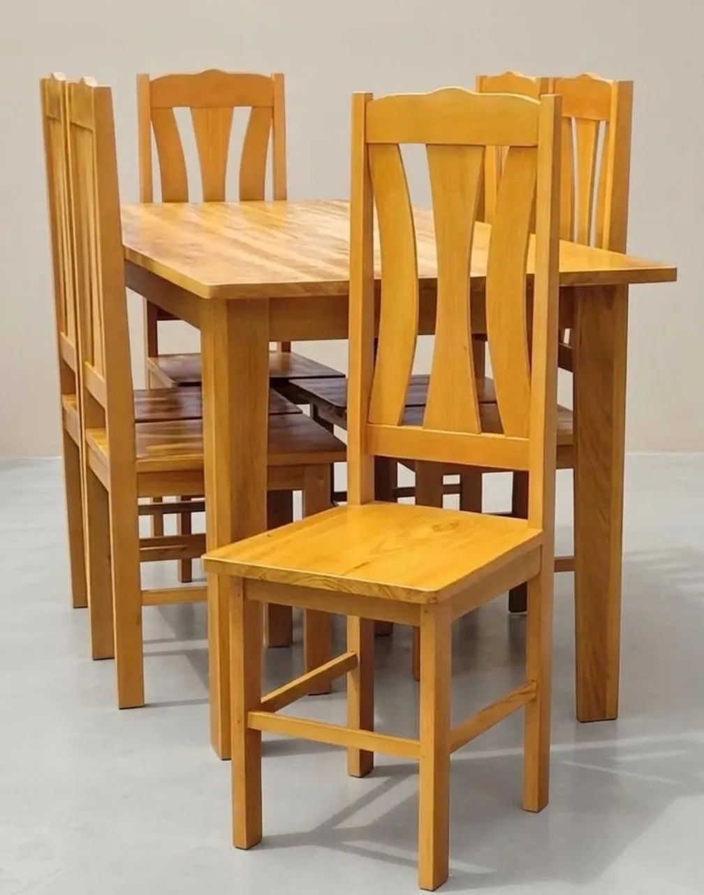 Mesa de jantar com 4 e 6 cadeiras em madeira maciça tatajuba 