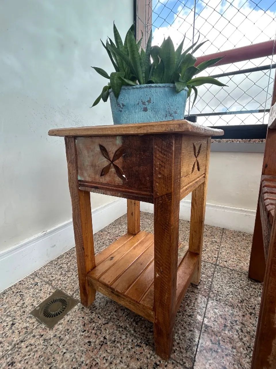 Mesinha de apoio de madeira 