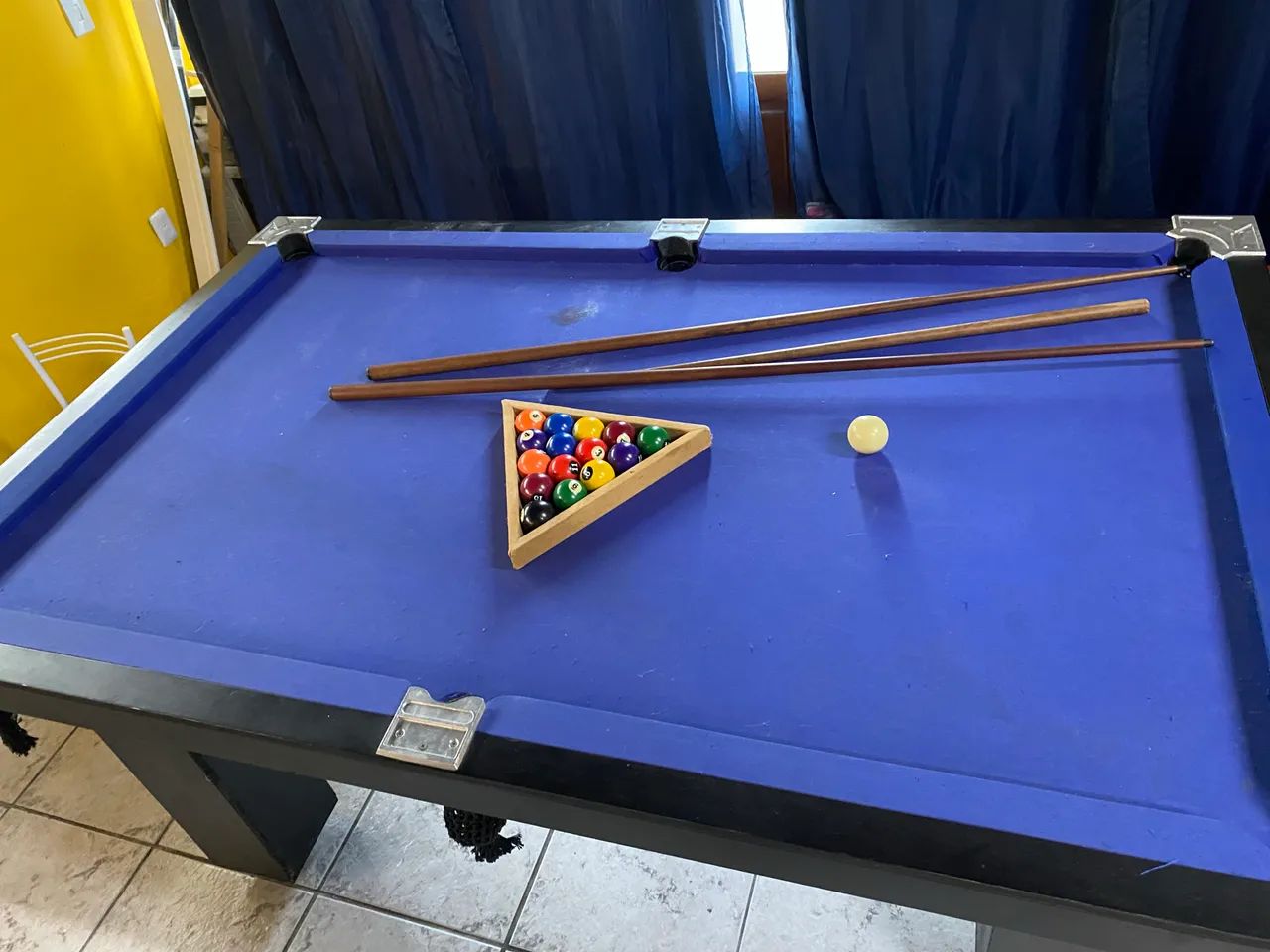 Mesa de sinuca empenada com kit de bolas e tacos - ACEITO PROPOSTAS - Foto 2