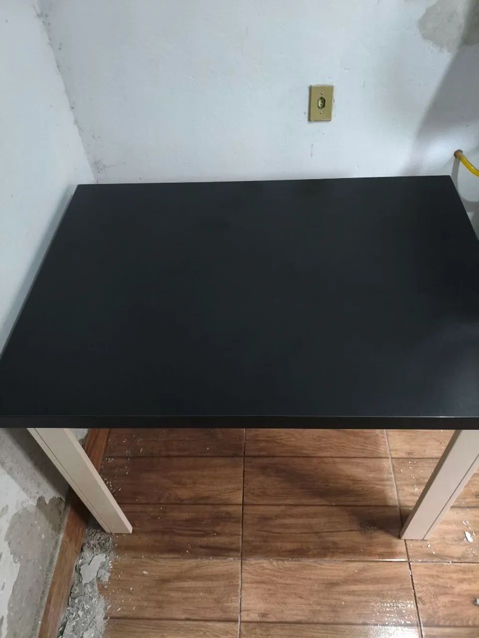 Mesa de 4 lugares sem cadeira 