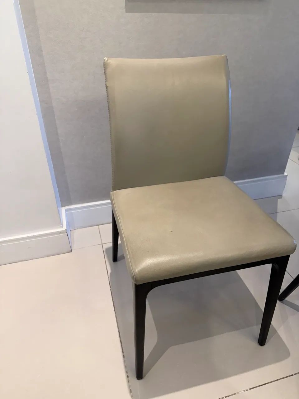 Mesa de jantar com tampa de vidro e 4 cadeiras de couro - Artefacto - Foto 5