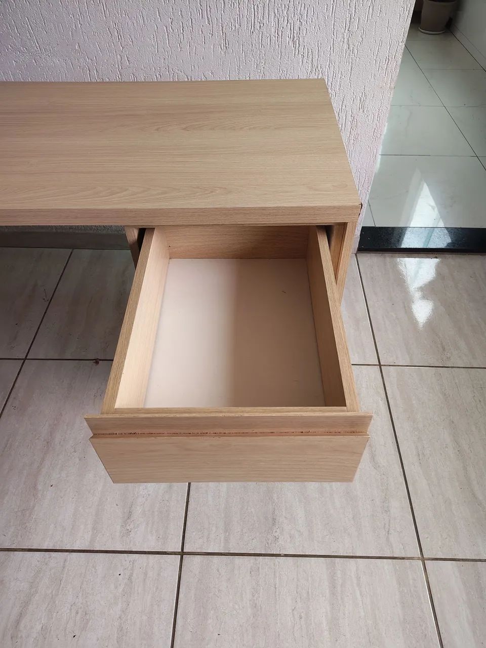 Mesa de canto com 3 gavetas  - Foto 5