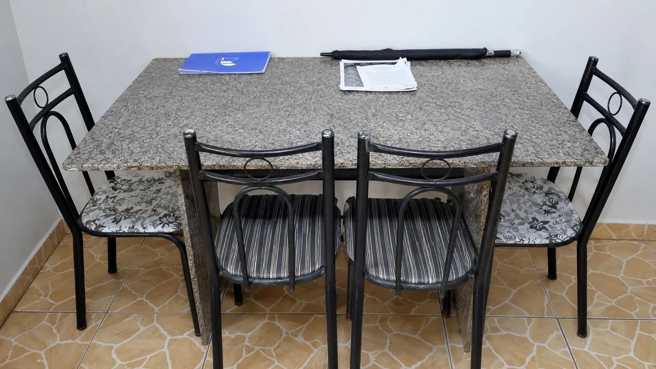 MESA DE MÁRMORE + 6 CADEIRAS