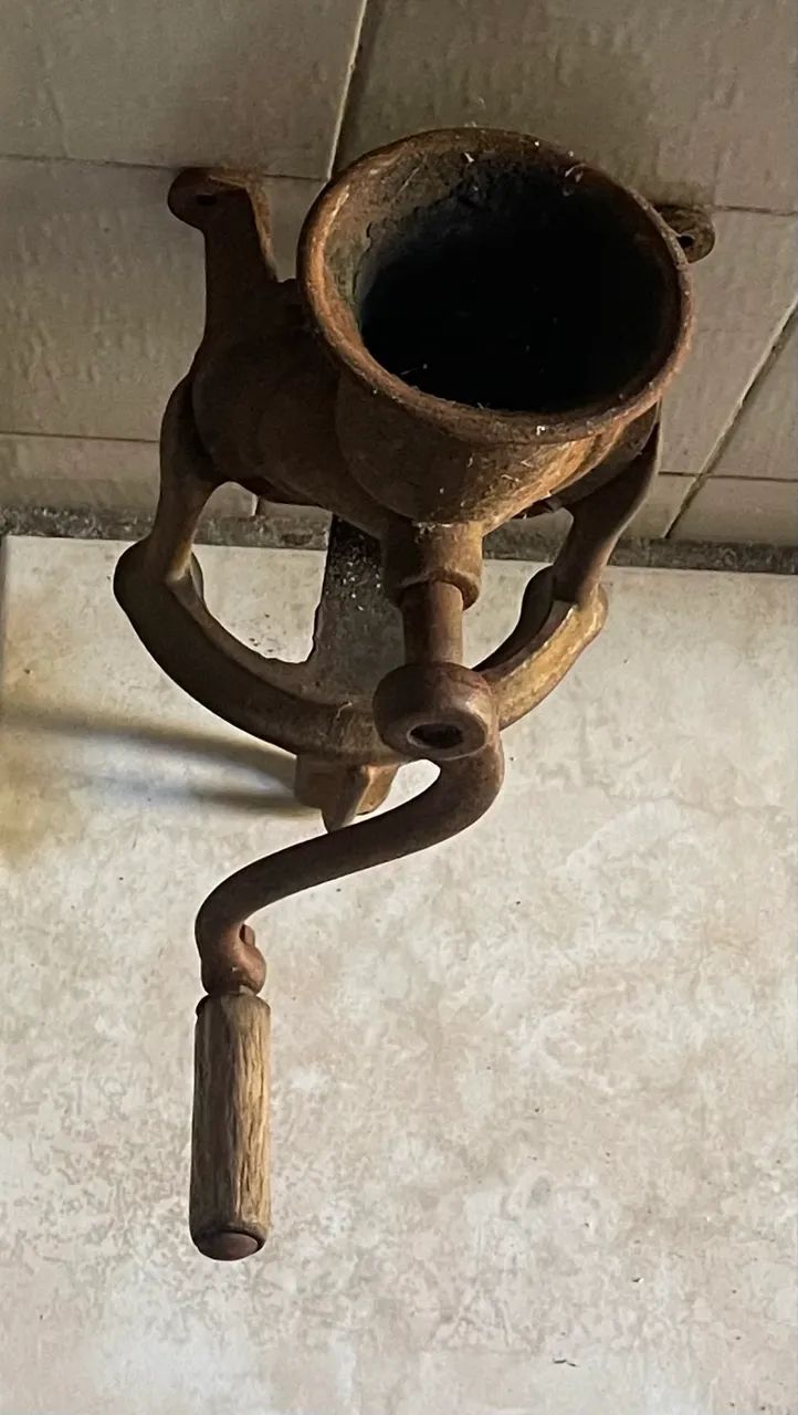 Máquina vintage de moer café 