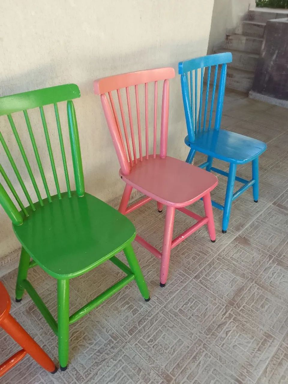 Cadeiras em madeira pintada,  estilo country.Usadas - Foto 4