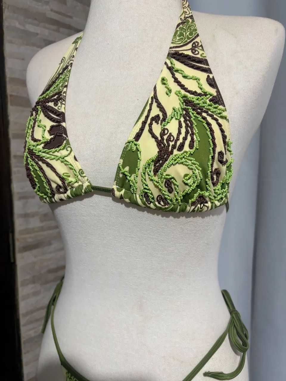 Conjunto biquíni bordado e saída de praia estampada - Foto 5