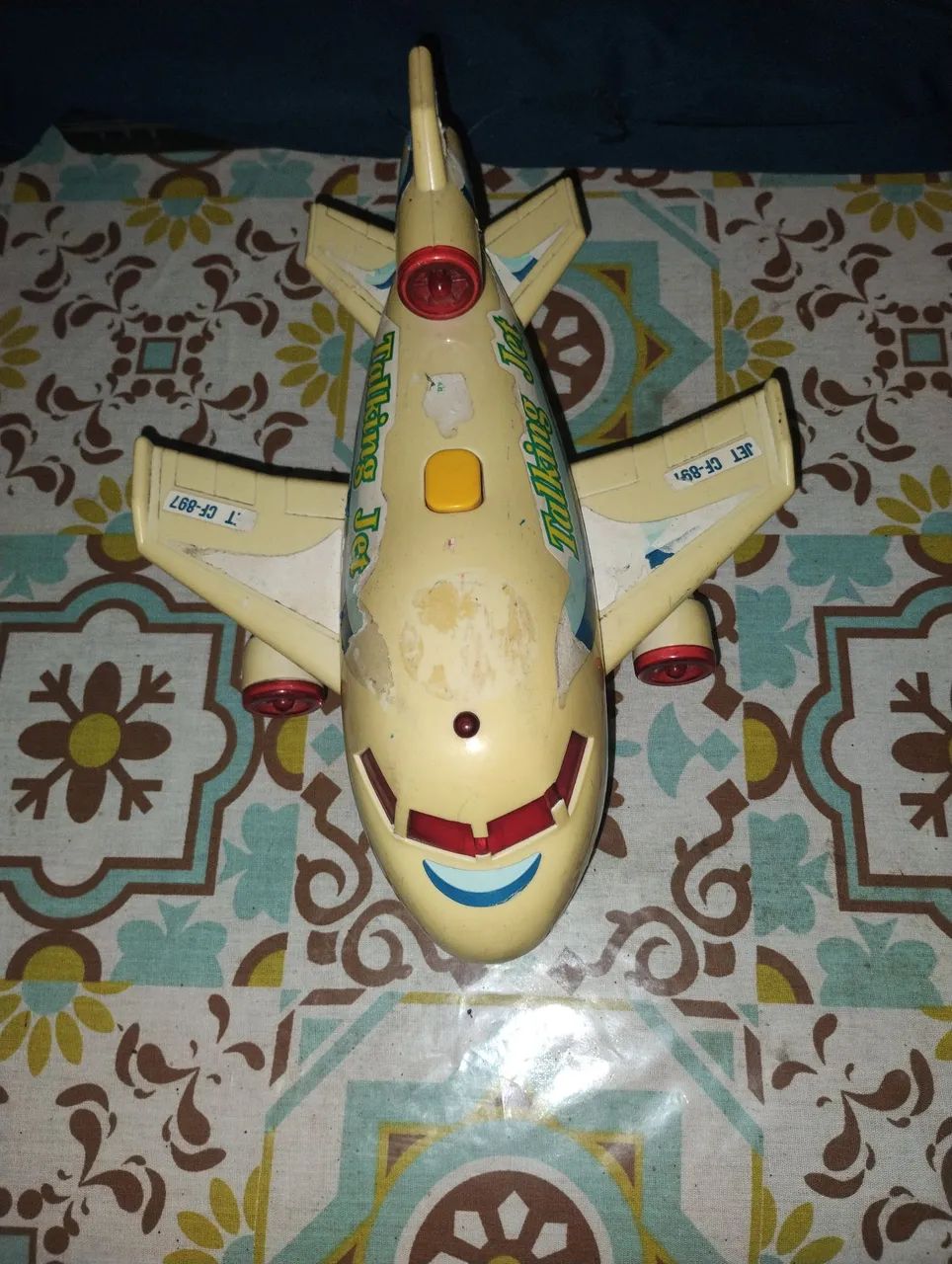 Vendo um avião antigo a pilha bate e volta funcionando 